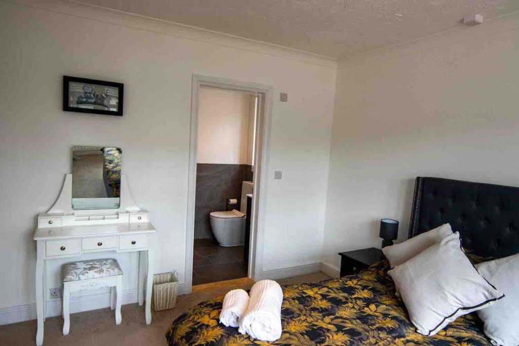 1 Bedroom Self Contained Apartment In Christchurch Winkton Exterior foto